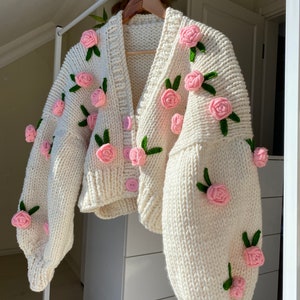 Leilayca Pink Roses Cardigan, Chunky Cropped Cardigan voor vrouw, witte trui met roze bloemen, uniek cadeau voor vrouwen, vintage rozen afbeelding 2