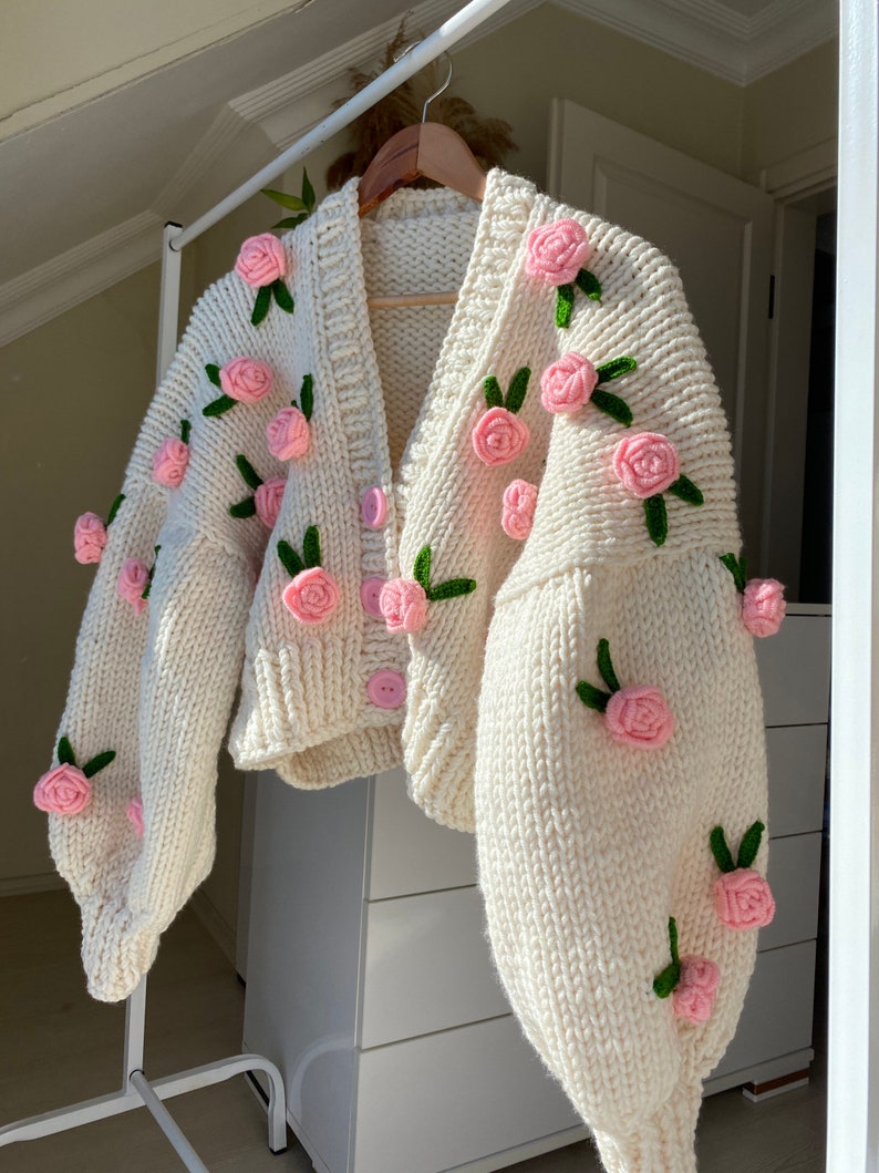 Leilayca Pink Roses Cardigan, Chunky Cropped Cardigan voor vrouw, witte trui met roze bloemen, uniek cadeau voor vrouwen, vintage rozen afbeelding 2