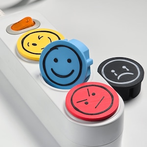 4-pack Emoji-uttagsskydd STL-fil, känslomässigt ansiktskontaktskydd 3D-utskriftsdesign, rolig skrivbordsdekor digital nedladdning, uttagsmössa STL-paket