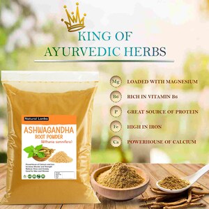 Puede incluir: Una bolsa de polvo de ra&iacute;z de Ashwagandha de color amarillo-marr&oacute;n con una etiqueta que dice "Natural Lanka Ashwagandha Root Powder Withania somnifera". La etiqueta tambi&eacute;n indica que el polvo es una fuente importante de calcio y hierro, aumenta la masa muscular y la fuerza, alivia el estr&eacute;s y la ansiedad, y es bueno para hombres y mujeres. La bolsa est&aacute; sobre una superficie de madera. La imagen tambi&eacute;n muestra un taz&oacute;n de polvo y una cuchara con algo de polvo en ella. La imagen tambi&eacute;n incluye texto que dice "King of Ayurvedic Herbs" y enumera los beneficios del polvo, incluyendo que est&aacute; cargado de magnesio, rico en vitamina B6, una gran fuente de prote&iacute;na, alto en hierro y una fuente importante de calcio.
