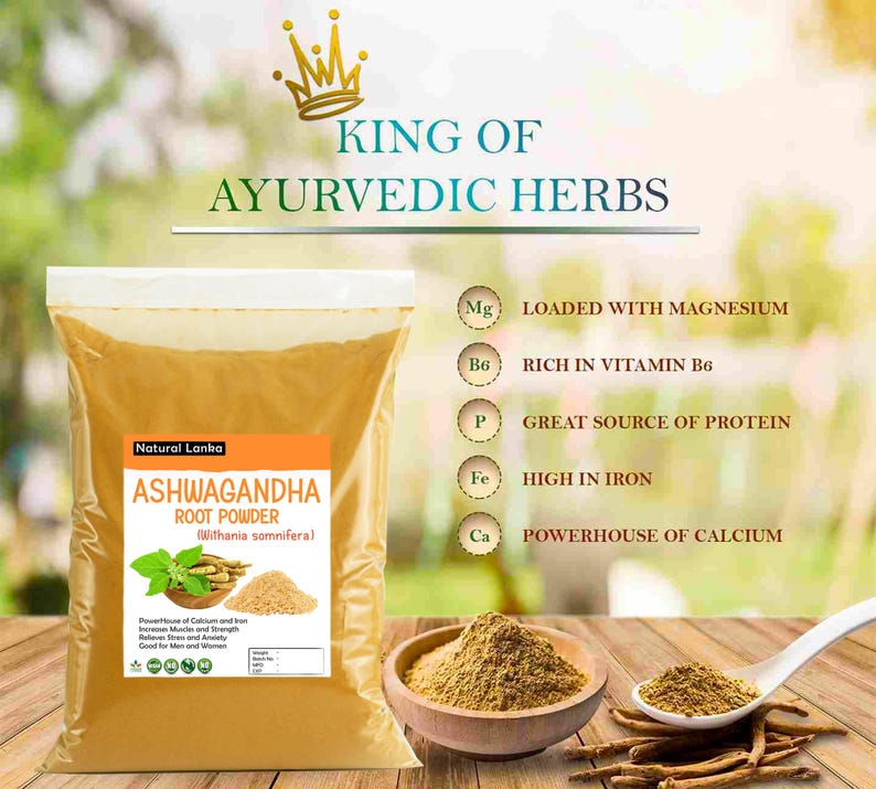 Puede incluir: Una bolsa de polvo de ra&iacute;z de Ashwagandha de color amarillo-marr&oacute;n con una etiqueta que dice "Natural Lanka Ashwagandha Root Powder Withania somnifera". La etiqueta tambi&eacute;n indica que el polvo es una fuente importante de calcio y hierro, aumenta la masa muscular y la fuerza, alivia el estr&eacute;s y la ansiedad, y es bueno para hombres y mujeres. La bolsa est&aacute; sobre una superficie de madera. La imagen tambi&eacute;n muestra un taz&oacute;n de polvo y una cuchara con algo de polvo en ella. La imagen tambi&eacute;n incluye texto que dice "King of Ayurvedic Herbs" y enumera los beneficios del polvo, incluyendo que est&aacute; cargado de magnesio, rico en vitamina B6, una gran fuente de prote&iacute;na, alto en hierro y una fuente importante de calcio.