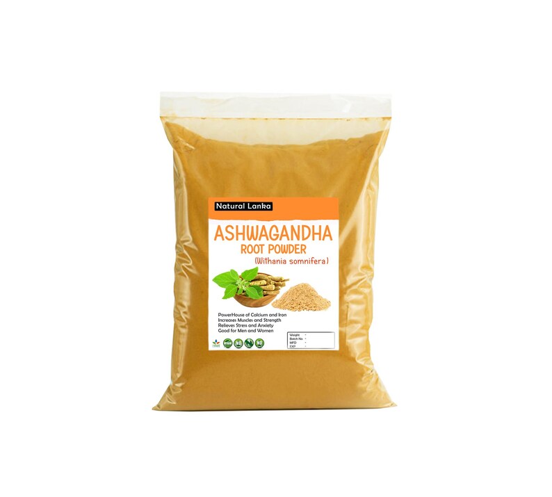 Puede incluir: Una bolsa resellable de polvo de ra&iacute;z de Ashwagandha de color amarillo-marr&oacute;n. La etiqueta dice "Natural Lanka Ashwagandha Root Powder (Withania somnifera)". Enumera los beneficios del polvo, incluyendo "Powerhouse of Calcium and Iron", "Increases Muscle and Strength", "Relieves Stress and Anxiety", y "Good for Men and Women".