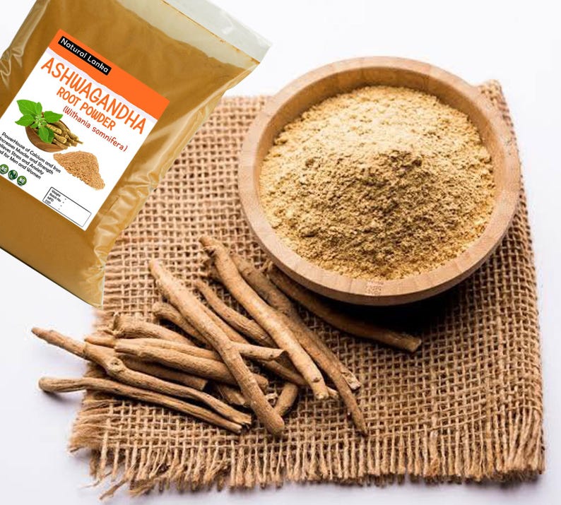 Puede incluir: Una bolsa de papel marr&oacute;n con el texto "Natural Lanka Ashwagandha Root Powder (Withania somnifera)" en la parte delantera. Un taz&oacute;n de polvo marr&oacute;n claro y un mont&oacute;n de ra&iacute;ces marrones est&aacute;n sobre una superficie de arpillera.