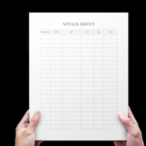 Puede incluir: Una hoja blanca en blanco con el título "Vitals Sheet" en la parte superior. La hoja está dividida en columnas con los encabezados "Room #", "Temp", "BP", "HR", "RR", y "O2".