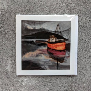 Könnte beinhalten: Ein Aquarellbild eines roten Bootes mit einer weißen Kabine, das in einem Hafen liegt. Das Boot spiegelt sich im Wasser, und der Hintergrund ist ein dunkelgrauer Himmel mit einem Berg in der Ferne.