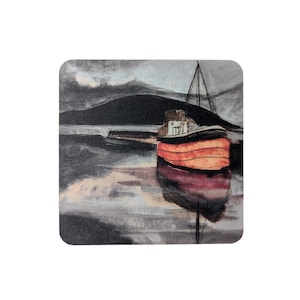 Könnte beinhalten: Quadratischer Untersetzer mit einem Aquarellgemälde eines Bootes auf dem Wasser. Das Boot ist orange und rot mit einer weißen Kabine. Das Wasser spiegelt das Boot und den bewölkten Himmel wider. Der Untersetzer hat abgerundete Ecken.