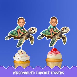 Könnte beinhalten: Zwei Cupcake-Topper mit einem Cartoon-Jungen, der auf einer Meeresschildkröte reitet. Die Meeresschildkröten sind grün und braun, und der Junge trägt ein grünes Hemd. Die Cupcakes haben weißes Zuckerguss und sind mit Streuseln und einer Kirsche verziert. Der Text unten lautet "PERSONALIZED CUPCAKE TOPPERS."