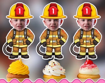以下が含まれることがあります： 子供の顔をした消防士のキャラクターのカップケーキトッパー3点。黄色いヘルメットに数字の1、ベージュの制服、黒いブーツを着用。テキスト：5 sizes, Any Skin, Any Age, 24 Hour Delivery, PRINTABLE CUPCAKE TOPPERS。