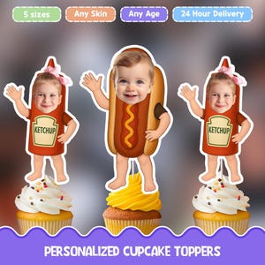 以下が含まれることがあります： ホットドッグとケチャップのボトルに扮した子供たちが描かれたカップケーキトッパー。ケチャップボトルトッパーには「KETCHUP」の文字が入っています。トッパーは、白と黄色のフロスティングを施したカップケーキの上に配置されています。「PERSONALIZED CUPCAKE TOPPERS」の文字が下にあります。