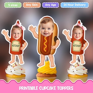 Puede incluir: Tres adornos para cupcakes imprimibles con un recorte central de disfraz de perrito caliente flanqueado por dos recortes de disfraz de botella de kétchup, cada uno con la cara de un niño. El texto superior dice 5 sizes, Any Skin, Any Age, 24 Hour Delivery, y el inferior, PRINTABLE CUPCAKE TOPPERS.