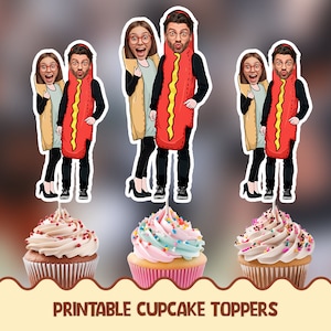 Puede incluir: Toppers de cupcake imprimibles con una pareja vestida de perritos calientes. Los toppers están diseñados para colocarse encima de los cupcakes para una decoración de fiesta divertida y festiva.