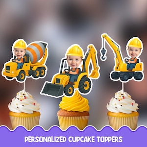 Könnte beinhalten: Cupcakes mit gelbem Zuckerguss und Bau-Themen-Toppern. Die Topper zeigen Cartoon-Bilder eines Kindes mit gelbem Helm, das Baumaschinen bedient, darunter einen Betonmischer, einen Bagger und einen Kran. Der Text "PERSONALIZED CUPCAKE TOPPERS" befindet sich unten.
