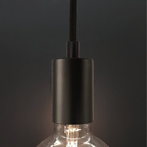 Peut inclure: Un luminaire suspendu noir avec un cordon noir et une ampoule en verre transparent.