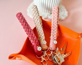 Makramee Schlüsselanhänger mit Initial Anhänger, geflochtenes Armband Schlüsselanhänger Geschenk für sie, handgemachtes Geschenk