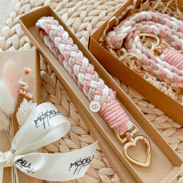 Handgefertigtes Makramee-Valentinstagsgeschenk, personalisiertes Geschenkaccessoire mit Geschenkbox, Schlüsselanhänger mit Buchstabenanhänger, personalisierte Souvenirs für Sie