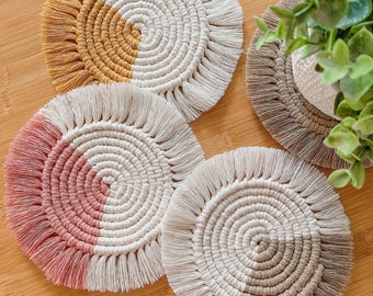 Pastell und Boho Makramee Untersetzer | Geschenk für Mama Ideen | Tischdekoration | Handgemachtes Geschenk zum Valentinstag | Untersetzer | Tassenhalter