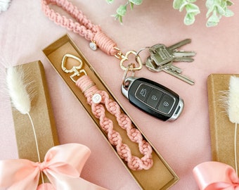 Personalisierte Makramee Schlüsselanhänger mit Initial Charm | Pastell Armband Schlüsselanhänger | Handgefertigtes Geschenk für ihre Freundin Mom