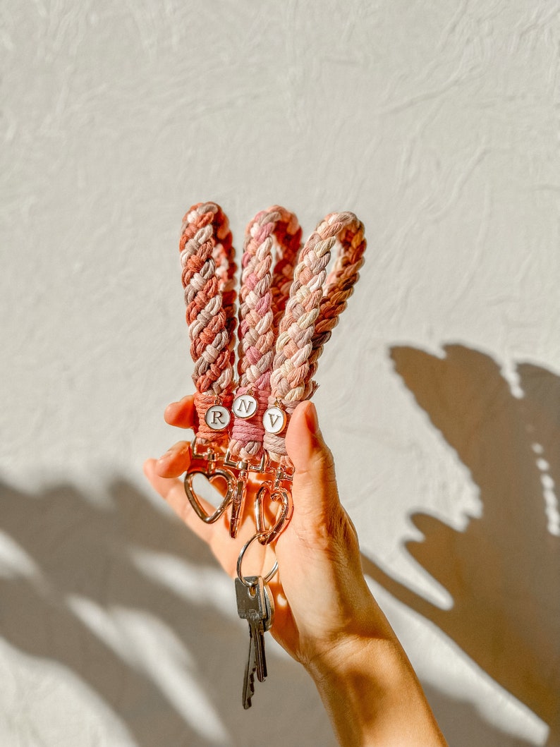 Cadeau macramé fait main pour la Saint-Valentin, accessoire cadeau personnalisé avec boîte-cadeau, porte-clés avec pendentif lettre, souvenirs personnalisés pour elle image 2