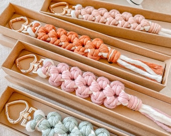 Makramee Daisy Schlüsselbund mit Namen, handgemachte Geschenke für die Lieben, niedliche Geschenke für sie zum Valentinstag, personalisierte Hochzeit Souvenir Geschenke