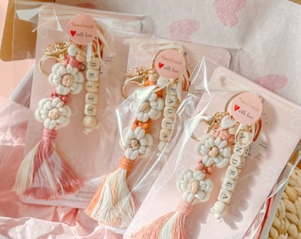 Personalisierte Daisy Keychain mit Namen, handgemachte Geschenke für geliebte, nette Geschenke für sie dieses Weihnachten, personalisierte Hochzeits-Andenkengeschenke