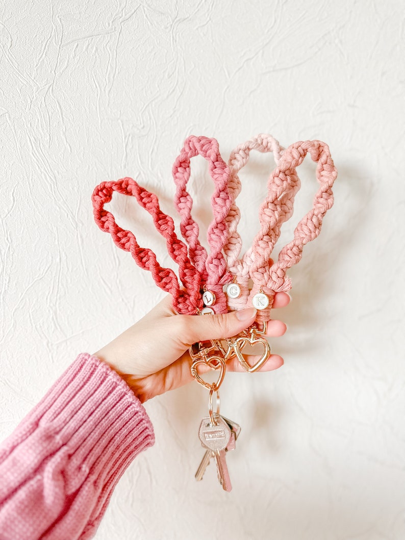 Personalisierte Makramee-Schlüsselanhänger mit Buchstaben, handgemachte Geschenke für die Liebsten, niedliche Geschenke zum Valentinstag, personalisierte Hochzeitsgeschenke Bild 2