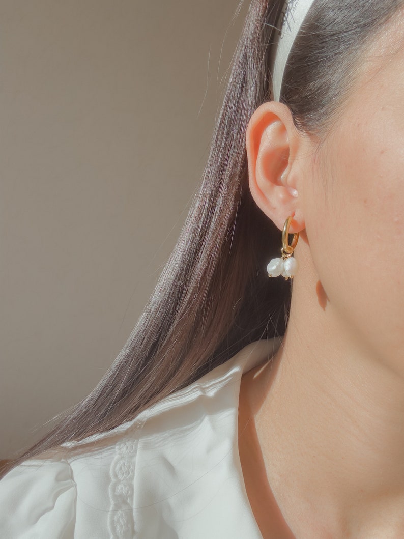 Hypoallergenic Hoop Earrings with pearls, Wedding Pearl Jewelry, Elegant Pearl Hoop Earrings for Women, Handmade Stainless Steel Earrings Bild 10