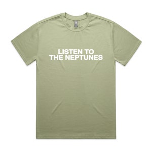 Puede incluir: Una camiseta verde claro con el texto "LISTEN TO THE NEPTUNES" impreso en blanco en la parte delantera.