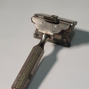 1912 Vintage Ever Ready Single Edge Safety Razor England Grooming Collectibles.     (1296)