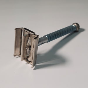 Vintage 1963 Gillette I4 Blue Starburst Double Edge Safety Razor.     (1295)