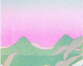Postal Risograph de paisaje de cielo rosa, lámina artística de montaña tamaño A6.