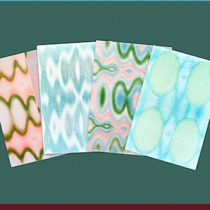 Könnte beinhalten: Ein Set aus fünf rechteckigen Karten mit abstrakten Aquarellmustern. Die Designs zeigen wellenförmige grüne Linien auf pfirsichfarbenem Grund, vertikale blaue und weiße Wellen, ein mehrfarbiges Wellenmuster sowie hellblaue Karten mit grünen Ovalen.