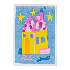Könnte beinhalten: Ein rechteckiger Kunstdruck mit einem gelben Haus mit rosa-violettem Schindeldach, einem Schornstein mit blauem Rauch und vier Fenstern. Das Haus ist vor einem blauen Hintergrund mit drei gelben Sternen, einer karierten Matte und einer blauen Katze abgebildet.