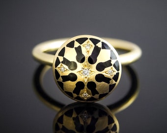 Emalled gold ring with five diamonds