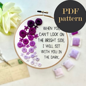 Puede incluir: Arte de bordado en aro con flores moradas y lavanda y el texto "WHEN YOU CAN'T LOOK ON THE BRIGHT SIDE, I WILL SIT WITH YOU IN THE DARK."