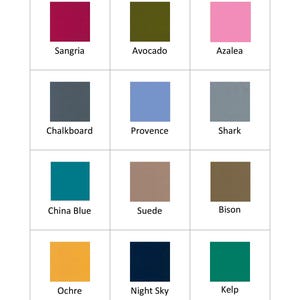 Op de afbeelding: Kleurguide met 12 kleurstalen. De kleuren zijn: Sangria, Avocado, Azalea, Schoolbord, Provence, Haai, China Blue, Su&egrave;de, Bison, Oker, Nachtelijke hemel en Kelp.
