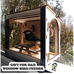 Mangeoire à oiseaux pour la fenêtre, un cadeau original pour un père.