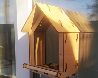 Minimalistisches Sperrholz Fenstervogelhaus mit starken Saugnäpfen.
