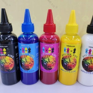 Pode incluir: Quatro garrafas de tinta DTF, cada uma com uma cor diferente: preto, azul, vermelho e amarelo. As garrafas s&atilde;o etiquetadas com "DT Ink King" e t&ecirc;m um endere&ccedil;o de site no r&oacute;tulo.