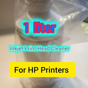 Pode incluir: Uma garrafa de limpador de cabeça de impressão a jato de tinta para impressoras HP. A garrafa está rotulada como "1 litro" em vermelho e azul. O texto "Inkjet Print Head Cleaner" e "For HP Printers" também são visíveis.
