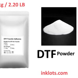 Pode incluir: Um p&oacute; branco etiquetado como "DTF Transfer Adhesive" em um saco branco com uma etiqueta preta. A etiqueta diz "P&oacute; para transfer&ecirc;ncia de tinta DTF" e tem uma caixa de sele&ccedil;&atilde;o para as op&ccedil;&otilde;es de cor "Preto" e "Branco". O saco est&aacute; etiquetado com "1 kg / 2,20 LB". O p&oacute; tamb&eacute;m &eacute; mostrado em uma imagem separada etiquetada como "DTF Powder".