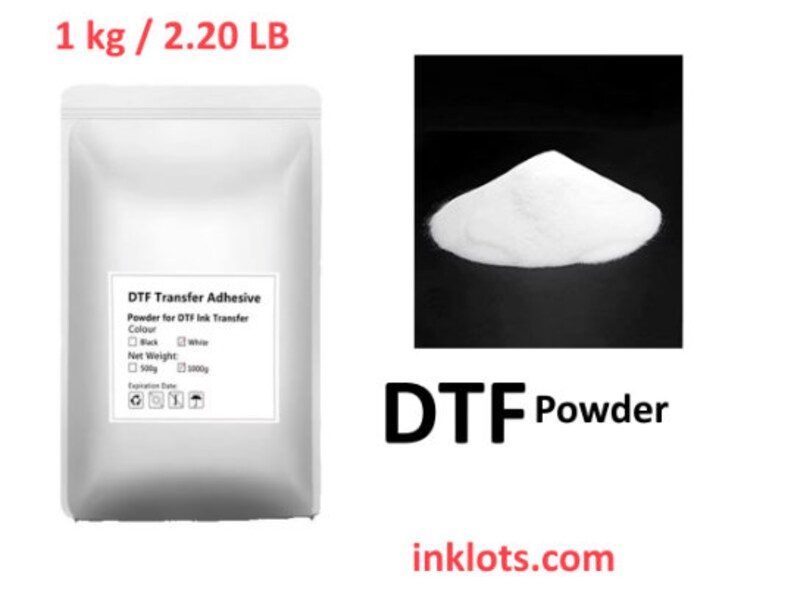 Pode incluir: Um p&oacute; branco etiquetado como "DTF Transfer Adhesive" em um saco branco com uma etiqueta preta. A etiqueta diz "P&oacute; para transfer&ecirc;ncia de tinta DTF" e tem uma caixa de sele&ccedil;&atilde;o para as op&ccedil;&otilde;es de cor "Preto" e "Branco". O saco est&aacute; etiquetado com "1 kg / 2,20 LB". O p&oacute; tamb&eacute;m &eacute; mostrado em uma imagem separada etiquetada como "DTF Powder".