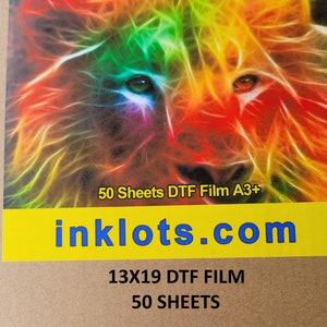 Pode incluir: Um pacote de 50 folhas de filme DTF A3+ para uso com uma impressora direta para filme. O pacote tem uma imagem colorida de um rosto de le&atilde;o na frente e o texto "inklots.com" em letras azuis sobre um fundo amarelo. O texto "50 Sheets DTF Film A3+" tamb&eacute;m &eacute; vis&iacute;vel na frente do pacote.