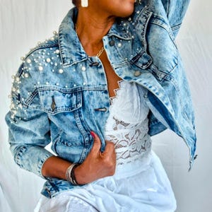 Plus Size Damen Pearl Strass verzierte Denim Tucker Jacke, mittlere Waschung übergroße Jeansjacke, Brautparty, einzigartiges Geschenk für sie
