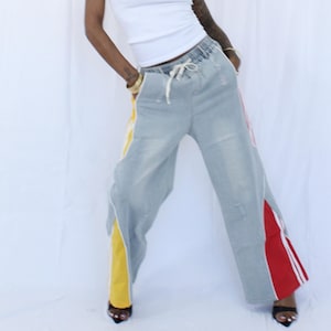 Jeans da donna a gamba larga, effetto slavato e con inserti patchwork – Vita elasticizzata, coulisse alla caviglia, modello da infilare, casual, streetwear glamour per tutti i giorni