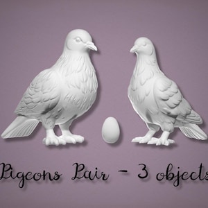 Könnte beinhalten: Zwei weiße Taubenskulpturen und ein Ei vor einem gedämpften lila Hintergrund. Die Tauben haben detaillierte Federstrukturen und blicken einander an. Der Text "Pigeons Pair - 3 objects" ist in einer Schreibschrift geschrieben.