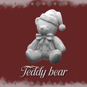 Puede incluir: Un oso de peluche blanco con gorro de Papá Noel y pajarita, sobre un fondo burdeos con bordes decorativos. El texto "Teddy bear" está escrito en cursiva.