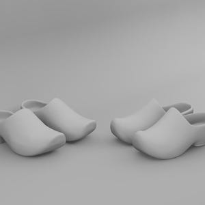 Op de afbeelding: Twee paar lichtgrijze houten klompen, elk met een afgeronde neus en een gebogen hak. De klompen zijn symmetrisch geplaatst tegen een effen achtergrond. Deze traditionele schoenen worden vaak in de landbouw gedragen.