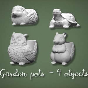 Puede incluir: Cuatro macetas de jardín de cerámica blanca con forma de erizo, tortuga, búho y ardilla. Cada maceta tiene un centro ahuecado para plantar. El texto "Garden pots - 4 objects" está escrito en cursiva.