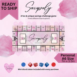 Op de afbeelding: Een roze en witte "Saveopoly" spaarspelbord met dobbelstenen en fiches. Het bord heeft vakken om geld te sparen, met tekst als "Kans" en "Gemeenschapsfonds". Het spel is A6 formaat, 17.8cm x 8.9cm.