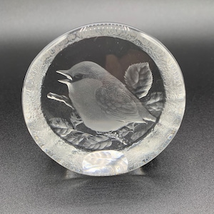 Swedish crystal glass paperweight Bird designed by Mats Jonasson Maleras Målerås Made in Sweden Scandinavian glass Vintage Design 9212